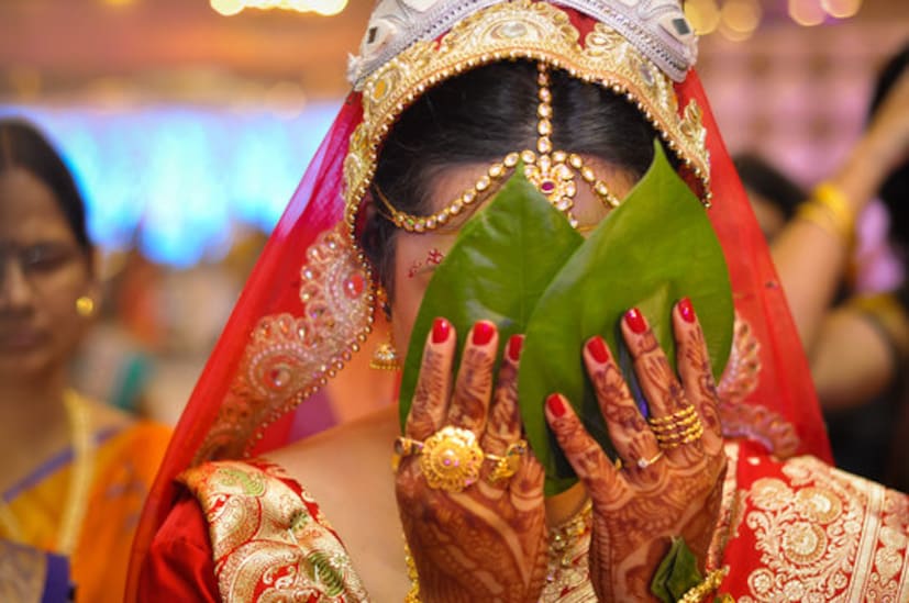 ৫. ছুটি এবং বিশ্রামের সময়:শীত মরশুমে স্কুল, কলেজ এবং অফিসে ছুটির পরিবেশ থাকে। ক্রিসমাস এবং নিউ ইয়ারের ছুটি পরিবার এবং বন্ধুদের এক জায়গায় জড়ো হওয়ার সুযোগ বাড়িয়ে দেয়। এই সময়ে তাই সহজেই বিয়েতে উপস্থিত হওয়ার জন্য সময় বের করতে পারেন অনেকেই।