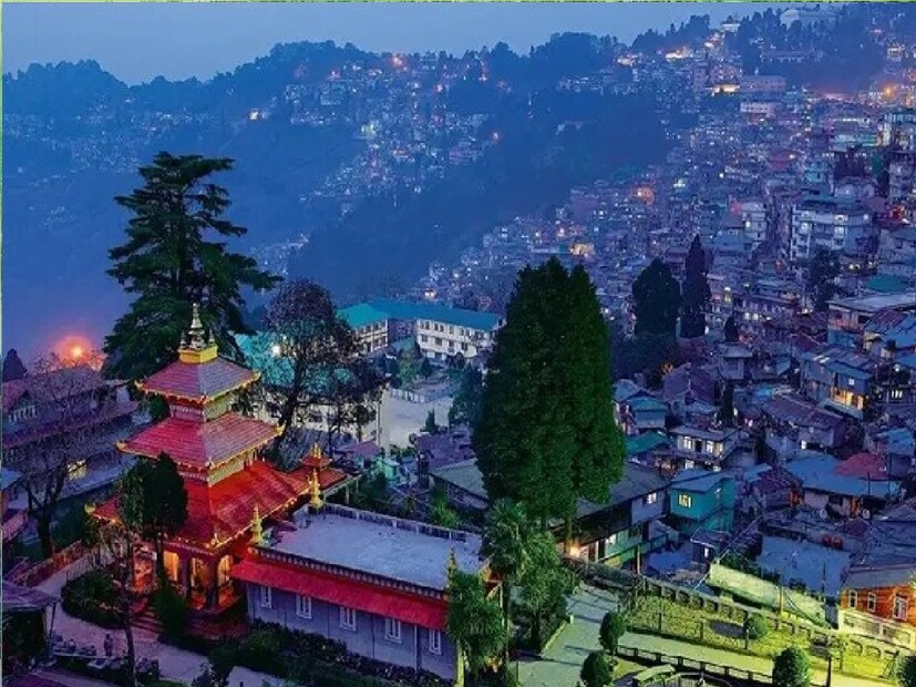 পাহাড়, টয় ট্রেন, চা বাগান, নামী দামি রেস্তোরাঁয় খাওয়া, মল রোডে শপিং-- কয়েকটা দিন নিমেষের মধ্যে কাটিয়ে দেওয়া যায় দার্জিলিংয়ের বুকে।