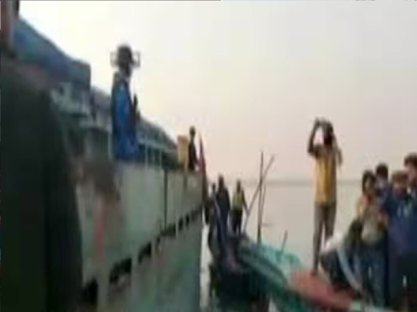 এক জন কর্মী কেবল গুরুতর জখম অবস্থায় বেঁচে রয়েছেন, কিন্তু শ্বাসনালী কেটে দেওয়ায় তিনি কথা বলতে পারছেন না। কাগজে নিজের নাম জুয়েল এবং ফোন নম্বরটি তিনি লিখে দেন।