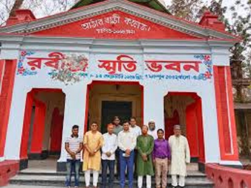 মুছে ফেলা হয়েছে রবীন্দ্রনাথ ঠাকুরের স্মৃতিবিজড়িত কাছারিবাড়ির সামনে লেখা রবীন্দ্রনাথ ঠাকুরের নামটি।