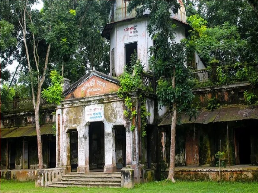 ঈশ্বরগঞ্জ সদর থেকে প্রায় ১৪ কিলোমিটার পূর্বে গেলেই চোখে পড়বে জমিদারবাড়ির কারুকার্যমণ্ডিত ভাঙাচোরা অট্টালিকা। রবীন্দ্রনাথের উদ্বোধন করা সেই কাছারিবাড়ি ভবনেই ১৯৬৮ সালে প্রতিষ্ঠিত হয় আঠারবাড়ী ডিগ্রি কলেজ। আর কলেজের ভেতরেই রয়েছে কবিগুরুর নিজের হাতে উদ্বোধন করা কাছারিবাড়িটি।