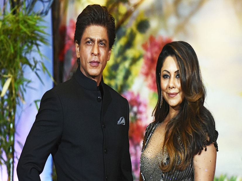 কারণ, মন্নত মুম্বই শহরের হেরিটেজ স্থাপত্যের মধ্যে পড়ে। সে কারণে বহিরঙ্গে কোনও রদবদল আনতে গেলে প্রয়োজন নগর প্রশাসনের অনুমতি। মাস কয়েক আগে প্রশাসনের কাছে আবেদপত্র জমা দিয়েছিলেন গৌরী। অবশেষে ছাড়পত্র পেলেন তারকা-পত্নী।