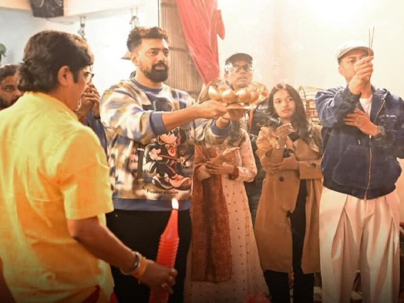 নিজের হাতে বড় মা-র আরতি করেন দেব৷ মায়ের আশীর্বাদ নিয়ে নিজের পরের প্রজেক্টের সাফল্য কামনা করেন তিনি৷ 