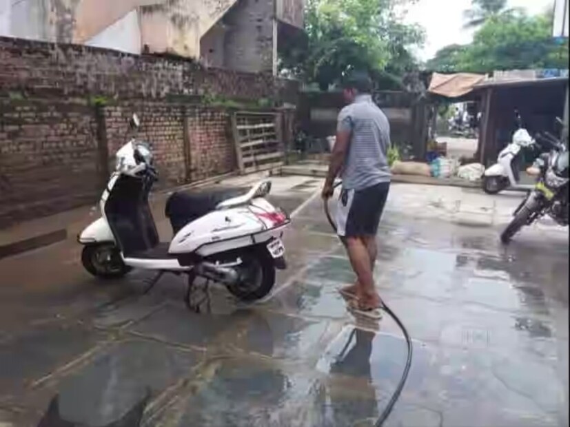 টুথপেস্ট দিয়ে বাইক পরিষ্কার করতে চাই মাত্র ৩ টি জিনিস। চাই সাদা রঙের একটি টুথপেস্ট, সঙ্গে কোনও নরম কাপড় (মাইক্রোফাইবার কাপড়) আর জল। এতেই হবে। ধাপে ধাপে জেনে নিন, কীভাবে করবেন।