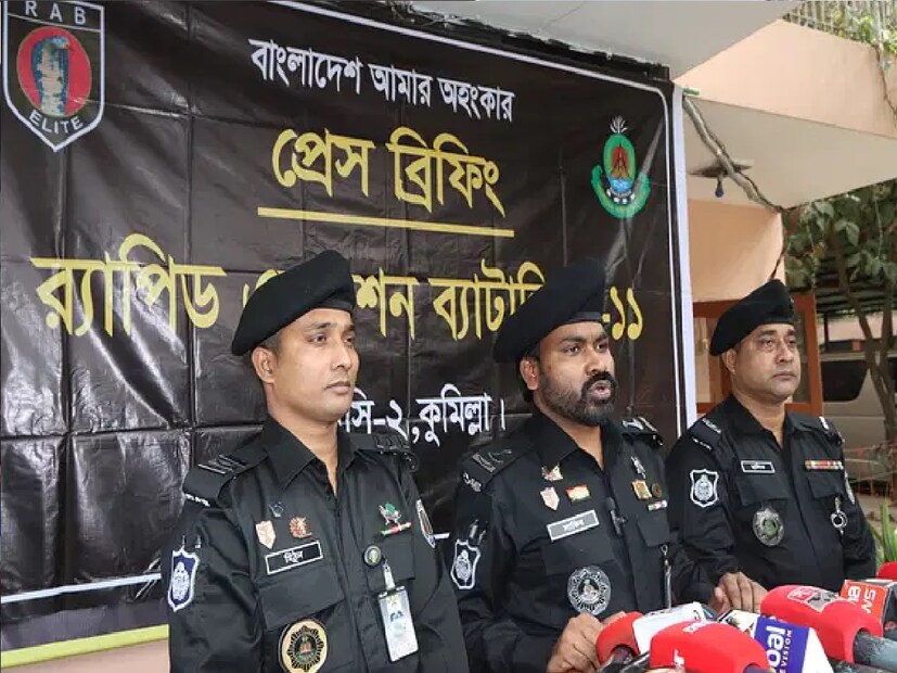 এই ঘটনাটি ঘটেছে চাঁদপুরের হাইমচর উপজেলার নীলকমল ইউনিয়নের সীমান্তবর্তী এলাকায়। আর এই ঘটনা প্রকাশ্যে আসতেই তুমুল আলোড়ন ছড়িয়ে পড়েছে পদ্মাপারে।