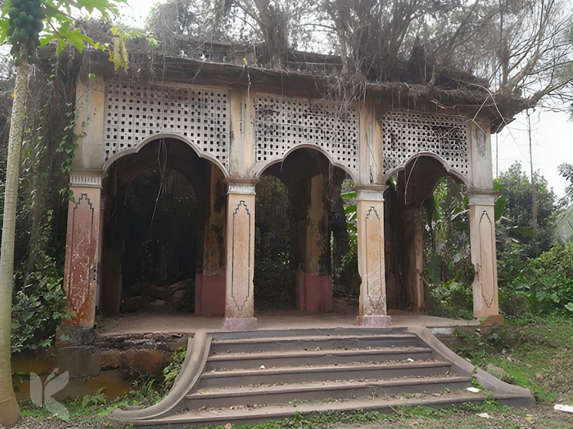 ফলে এখন আর এই স্থানটি দেখতে কেউ আসেন না। জানা যায়, ছাত্র জমিদার প্রমোদ চন্দ্র রায় চৌধুরীর আমন্ত্রণে তাঁর কাছারিবাড়ি উদ্বোধন করতে আঠারবাড়ী এসেছিলেন রবীন্দ্রনাথ। তিনি ১৯২৬ সালের ১৯ ফেব্রুয়ারি কবির আগমনের সেই স্মৃতি বহন করে জমিদারবাড়িটি আজও রয়েছে।