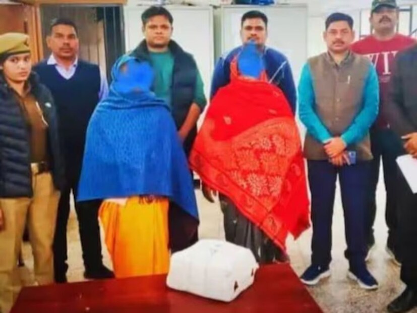 ট্রেনের প্রতিবন্ধী কোচে ওঠেন দুই মাঝবয়সী মহিলা। শীতকাল। শালে দিয়ে ঢাকা মাথা, মুখ। সঙ্গে বোঝাই বস্তা। আরপিএফ (রেলওয়ে পুলিশ ফোর্স)-এর একটি দলও ট্রেনে ওঠে। দুই মহিলার আচরণ দেখে সন্দেহ হয়। ব&#x200d;্যাগ খুলতেই চক্ষু চড়কগাছ পুলিশের। 
