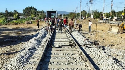 বারবার দুর্ঘটনা, ট্র্যাক থেকে বেরিয়ে যায় ট্রেন! এবার উদ্ভাবনীমূলক ব্যবস্থা নিল উত্তর পূর্ব সীমান্ত রেলওয়ে বারবার দুর্ঘটনা, ট্র্যাক থেকে বেরিয়ে যায় ট্রেন! এবার উদ্ভাবনীমূলক ব্যবস্থা নিল উত্তর পূর্ব সীমান্ত রেলওয়ে