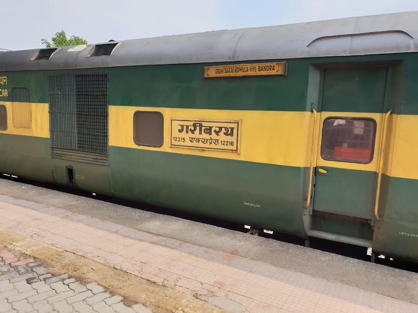 রেলপথ মন্ত্রণালয়ের জরুরি কোটা রয়েছে। এর আওতায় ১০ শতাংশ আসন সংরক্ষিত রয়েছে। এভাবে স্লিপার, থার্ড এসি, সেকেন্ড এসি এবং ফার্স্ট এসির আলাদা আলাদা নম্বর থাকে।