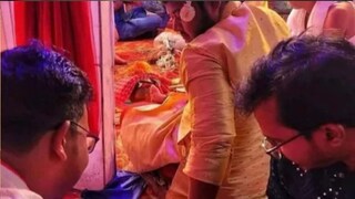 বিয়ে তো আছেই, তা বলে কী... মণ্ডপে বসে এ কী করে ফেললেন খোদ বর? তুমুল ভাইরাল ভিডিও... হাসতে হাসতে পেটে খিল ধরবে (Photo: Twitter/@Muskan_nnn)