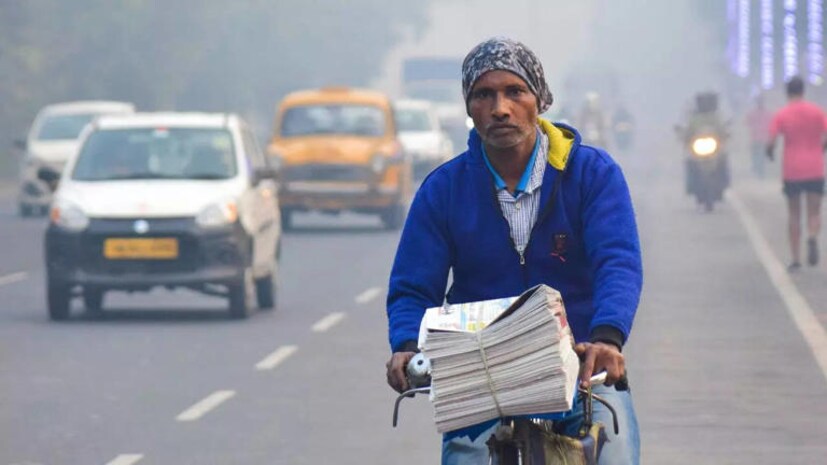 সকালের দিকে সামান্য ধোঁয়াশা ও আংশিক মেঘলা আকাশ থাকার সম্ভাবনা। বেলা বাড়লে পরিষ্কার আকাশ হতে চলেছে রবিবার। ফিরবে শীতের আমেজ। তবে জাঁকিয়ে শীতের সম্ভাবনা আপাতত নেই বড়দিনের আগে।