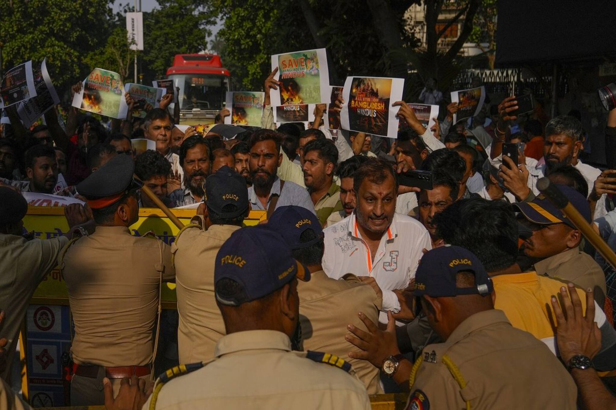 কৃষক মিছিলে কাঁদানে গ্যাস ছুড়ল পুলিশ! আহত ৮, পিছু হঠলেন আন্দোলনকারীরা