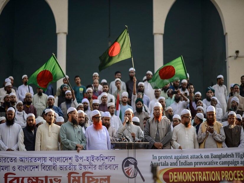২৩ জুন, ২০২৪, ওয়াকার-উজ-জামান ক্ষমতায় বসেন। ৫ আগস্ট, ২০২৪, যখন বিক্ষোভ বেড়ে যায় এবং ঢাকায় পরিস্থিতি অসহনীয় হয়ে ওঠে, জামান একটি টেলিভিশন সম্প্রচারের মাধ্যমে জাতির উদ্দেশ্যে ভাষণ দেন। তিনি ঘোষণা করেন যে হাসিনা পদত্যাগ করেছেন এবং দেশ ছেড়ে পালিয়ে গেছেন, সম্ভবত ভারতে, এবং একটি অন্তর্বর্তীকালীন সরকার গঠনের ঘোষণা করেন।