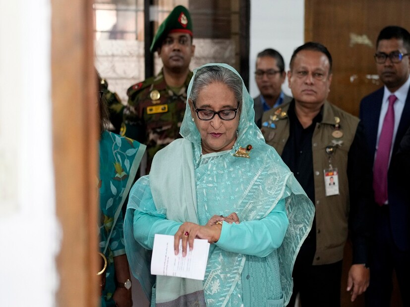 তিনি সাবেক প্রধানমন্ত্রী শেখ হাসিনা ও তাঁর সহযোগীদের বিরুদ্ধে দেশকে অস্থিতিশীল করতে উল্লেখযোগ্য পরিমাণ অর্থ পাচারের’ অভিযোগ করেছেন। ইউনুস বাংলাদেশের সব রাজনৈতিক দল ও ধর্মীয় সম্প্রদায়ের প্রতিনিধিদের সঙ্গে আলোচনায় রয়েছেন বলে দাবি করেছেন। Photo- AP 