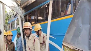 যাত্রী প্রতীক্ষালয় ভেঙে ঢুকে যায় একটি বাস৷ যাত্রী প্রতীক্ষালয় ভেঙে ঢুকে যায় একটি বাস৷