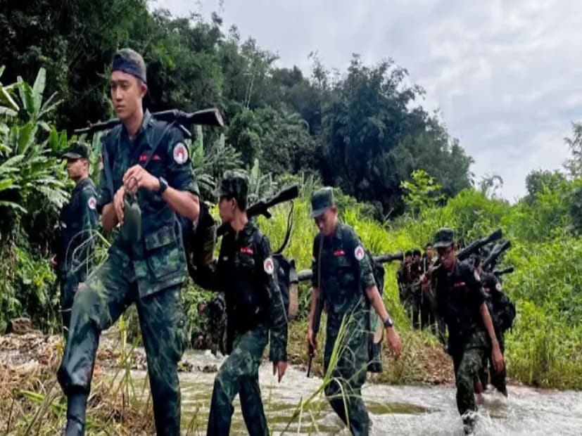 এই পরিস্থিতিতে বাংলাদেশের সীমান্তবর্তী মায়ানমারের গুরুত্বপূর্ণ শহর মংডু পুরোপুরি নিয়ন্ত্রণে নেওয়ার দাবি করেছে দেশটির জাতিগত সশস্ত্র বিদ্রোহী গোষ্ঠী আরাকান আর্মি (এএ)। এর মধ্য দিয়ে দেশটির বিভিন্ন অঞ্চলে বিদ্রোহীদের বিরুদ্ধে লড়াইরত জুন্টা সরকারের ওপর চাপ আরও বাড়ল।