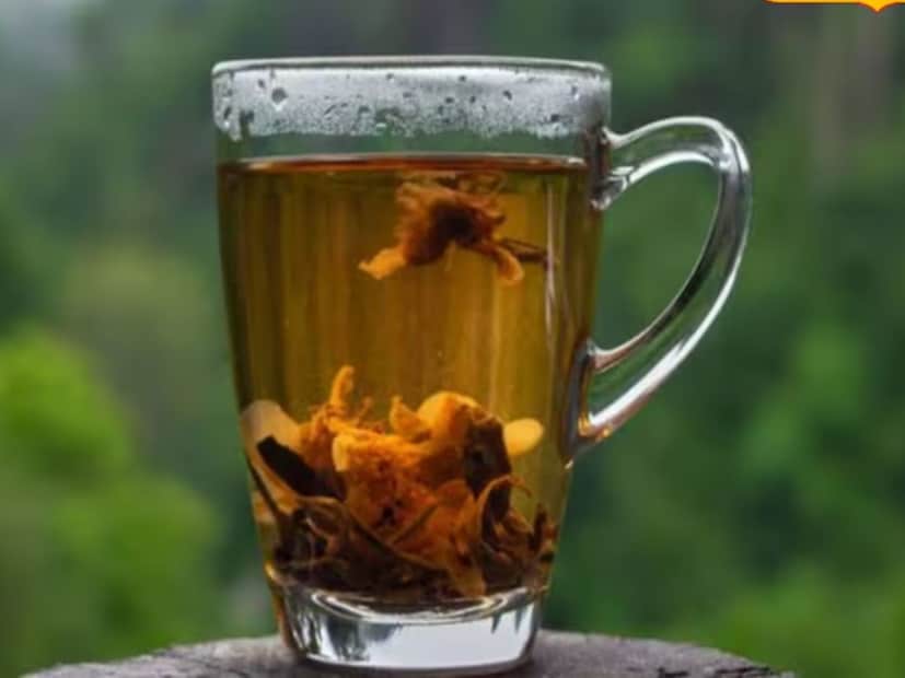 অর্জুনের ছালের গুঁড়া ব্যবহার করুন। আয়ুর্বেদ মতে, অর্জুন গাছের ছাল প্রাকৃতিক টুথপেস্ট হিসেবে কাজ করে। এটি শুকিয়ে গুঁড়া করে প্রতিদিন দাঁত মাজতে ব্যবহার করুন। এটি দাঁতের হলদে ভাব দূর করার পাশাপাশি মাড়িও মজবুত করে।