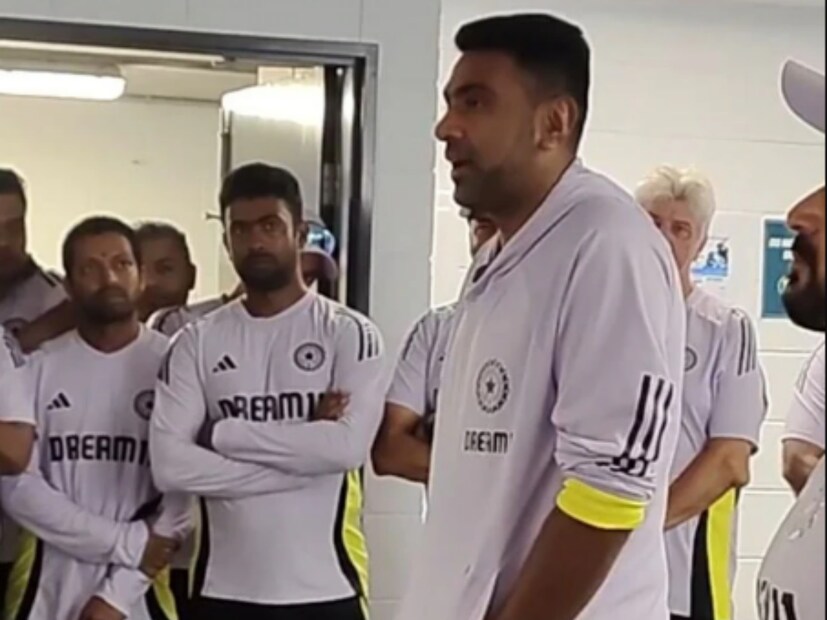 বিদায় বেলায় ভারতীয় ড্রেসিং রুমে নিজদের শেষ স্পিচ দিয়ে গিয়ে আবেগতাড়িত হয়ে পড়েন তারকা অফ স্পিনার। "সবার সময় শেষ হয়, এবার আমার পালা"-বলতে গিয়ে চোখের কোণও ভেজে অশ্বিনের।