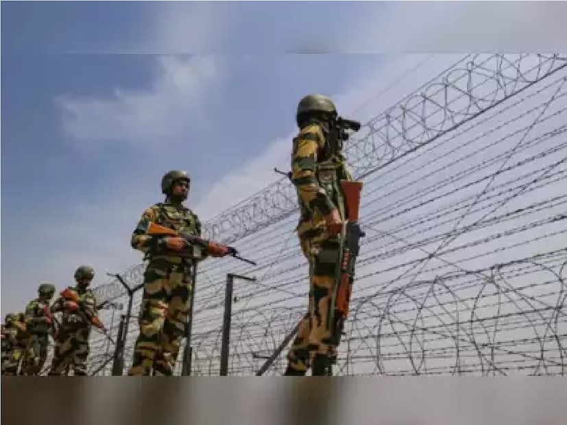 বিএসএফ জওয়ানেরা বাধা দিলে পাচারকারীরা ধারালো অস্ত্র নিয়ে আক্রমণের চেষ্টা করে। সে সময় বাধ্য হয়ে কর্তব্যরত বিএসএফ জওয়ানদের গুলি ছোড়েন। গুলি ছুড়লে পালিয়ে যায় পাচারকারীরা। প্রতীকী ছবি।