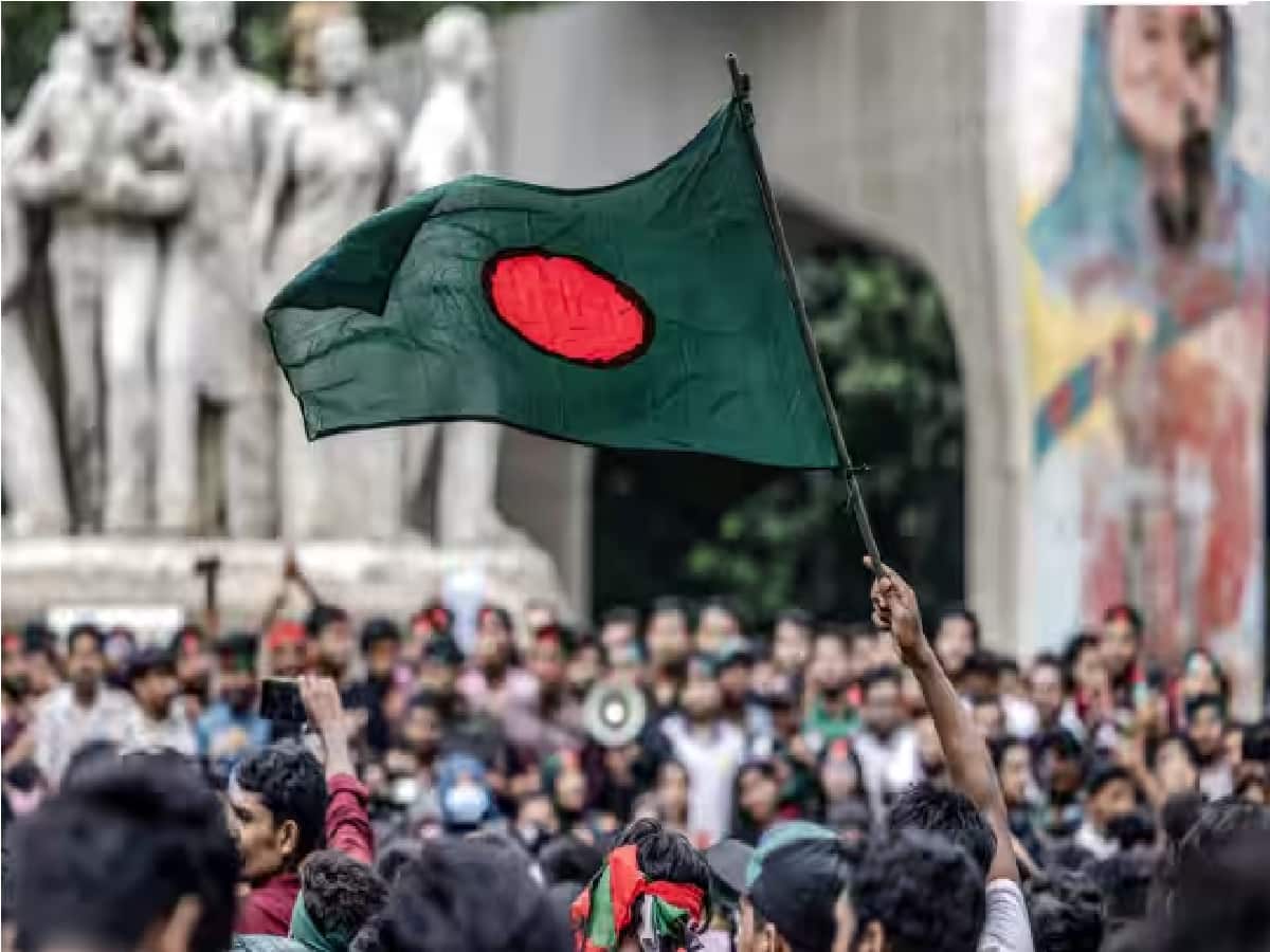 বাংলাদেশে বিভিন্ন সময়ে তাঁকে জাতীয় কবি হিসাবে সম্মোধন করা হয়েছে। অতীতে সে দেশের প্রধানমন্ত্রী, রাষ্ট্রপতিদের ভাষণেও তা উঠে এসেছে। এ বার সেটিকে সরকারি সিলমোহর দেওয়া হল।