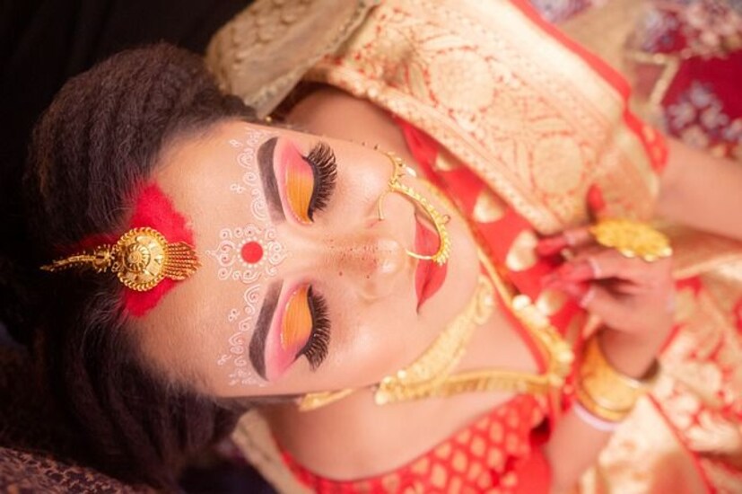 ২. আবহাওয়া অনুকূলে থাকে:বিয়ের জন্য শীতকাল আদর্শ । কারণ বর্ষা মরশুমে লাগাতার বৃষ্টি বা গরমের ভ্যাপসা আবহাওয়ায় কষ্টের চেয়ে অনেকেই ঠান্ডা আবহাওয়াতে বিয়ে করতে পছন্দ করেন। বিয়ের ভারী পোশাক, লম্বা সময় মেক-আপ করে থাকা এবং বাইরে বা ম্যারেজ হলের ভিড়ে কাটানো অন্যান্য মরশুমের চেয়ে শীতে বেশি সহজ হয়।