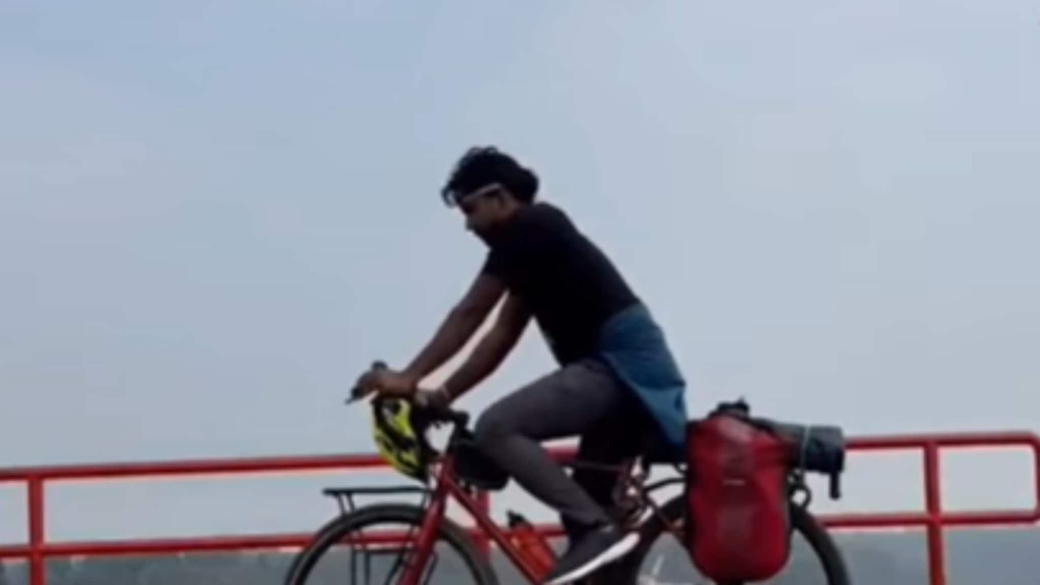 সাইকেলে করে পুরুলিয়া থেকে রাশিয়া! 'স্বপ্নের রাস্তায়' জঙ্গল মহলের যুবক