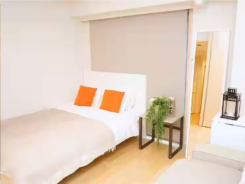 *মূলত প্রত্যেকদিন দেখা যায় রামপুরহাট হাসপাতাল চত্বরে রোগীর আত্মীয়-স্বজনরা অসহায় অবস্থায় হসপিটাল চত্বরের মেঝেতে অথবা হসপিটালের বাইরে রাত্রি যাপন করেন।আর তাদের কথাই চিন্তা করে মূলত এই উদ্যোগ নিয়েছেন হোটেল কর্তৃপক্ষ। পাশাপাশি রামপুরহাট থেকে মাত্র কয়েক কিলোমিটার দূরেই অবস্থিত তারাপীঠ মন্দির। সংগৃহীত ছবি। 