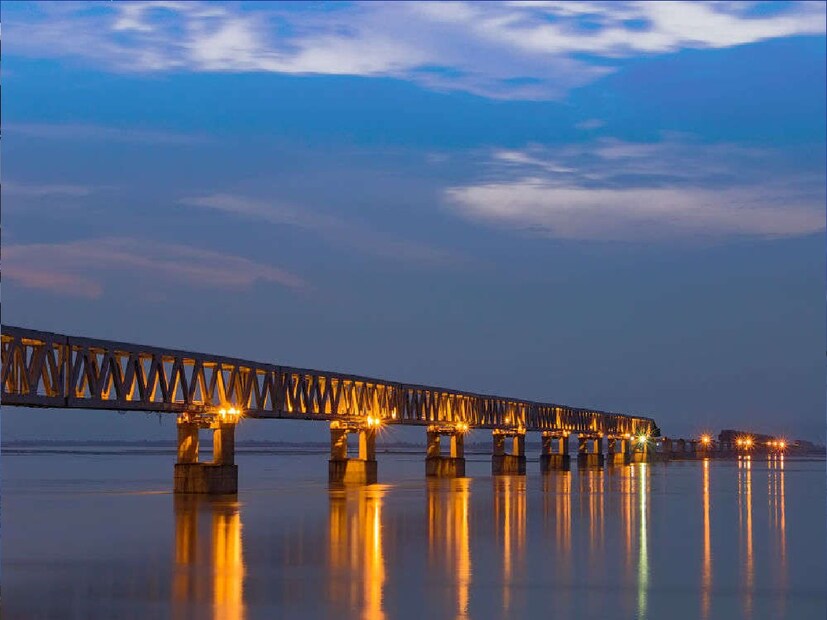 প্রায় ৫ কিলোমিটার দীর্ঘ এই বগিবিল ব্রিজটি অসমের ব্রহ্মপুত্র নদের উপর তৈরি করা হয় ২০০২ সালে। সেই ব্রিজের নকশাই যেন হুবহু বাংলাদেশের পদ্মা সেতুতে ব্যবহার করা হয়েছে। 