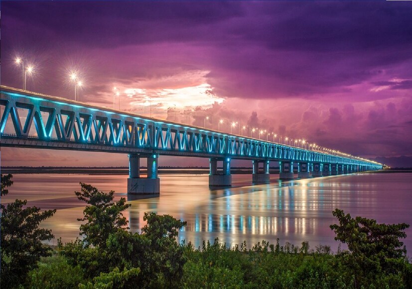 ভারতের তথা দক্ষিণ এশিয়ার সবচেয়ে দীর্ঘতম দ্বিতল সেতু 'বগিবিল সেতু'। পদ্মা সেতুর সঙ্গে যার মিল রয়েছে। 