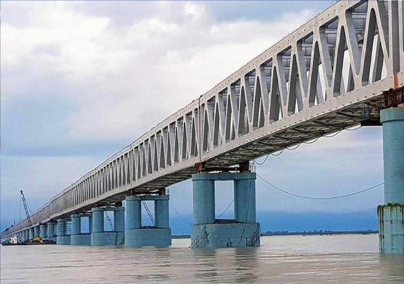 বগিবিল সেতুর উপরে রয়েছে তিন লেনের রাস্তা। যা দিয়ে যান চলাচল করতে পারে। আর নিচের রাস্তায় রয়েছে ২টি রেলের ট্র্যাক। 