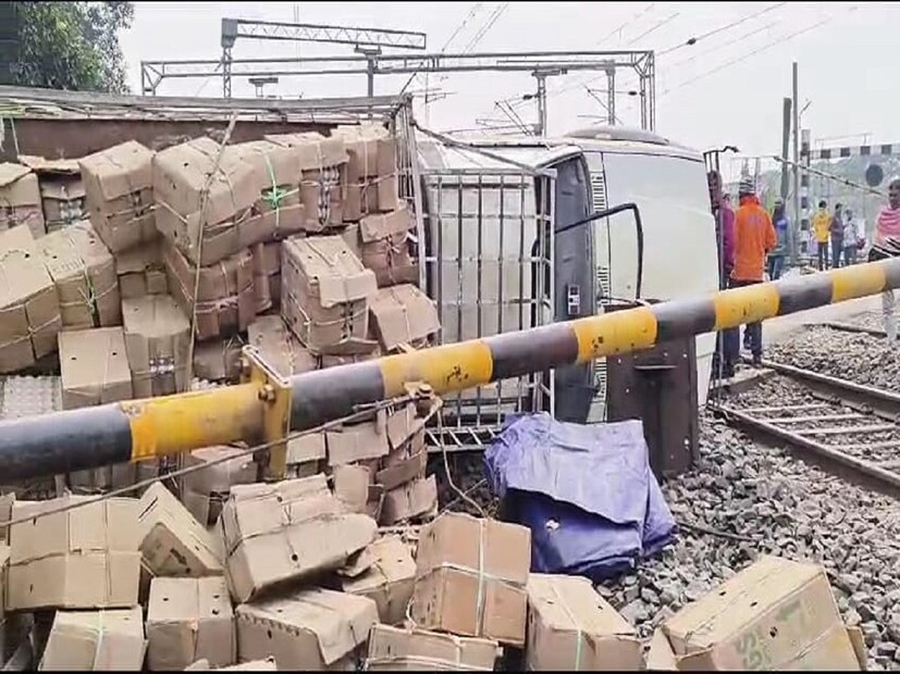 সাত সকালে পূর্ব বর্ধমানের তালিতে বড়সড় দুর্ঘটনা৷ রেল গেট পেরনোর সময় উল্টে গেল লরি৷ যার জেরে থমকে গেল ট্রেন চলাচল৷ আটকে গেল রাজধানী এক্সপ্রেস, বন্দে ভারতের মতো গুরুত্বপূর্ণ ট্রেনও৷ 
