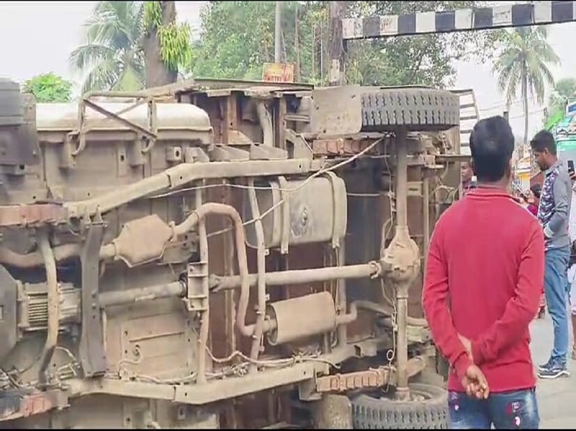 প্রায় এক ঘণ্টা ধরে এই ভোগান্তি চলে৷ শেষ পর্যন্ত ৯.১৫ নাগাদ উল্টে যাওয়া লরিটিকে সরিয়ে ট্রেন চলাচল শুরু করা সম্ভবব হয়৷ 