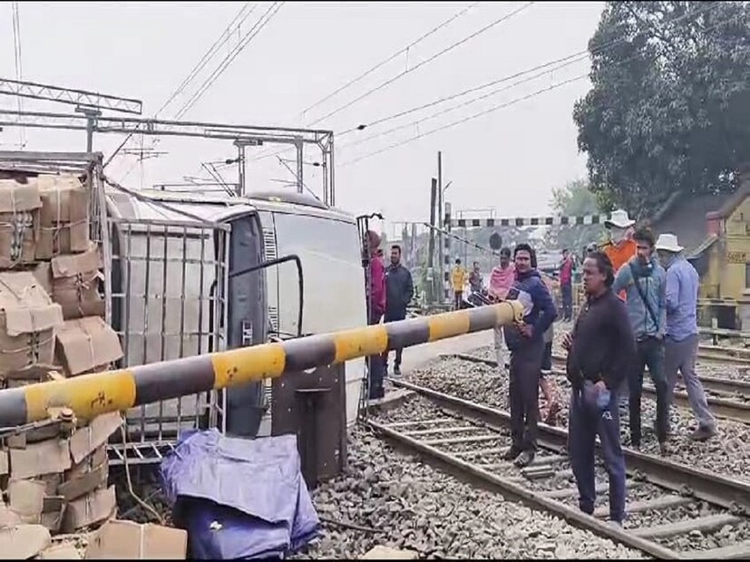 যদিও ততক্ষণে এক্সপ্রেস, প্যাসেঞ্জার সহ বিভিন্ন স্টেশনে একাধিক ট্রেন আটকে পড়ে৷ অফিস টাইমে এই বিপত্তিতে চরম ভোগান্তির মুখে পড়েন রেল যাত্রীরা৷ 
