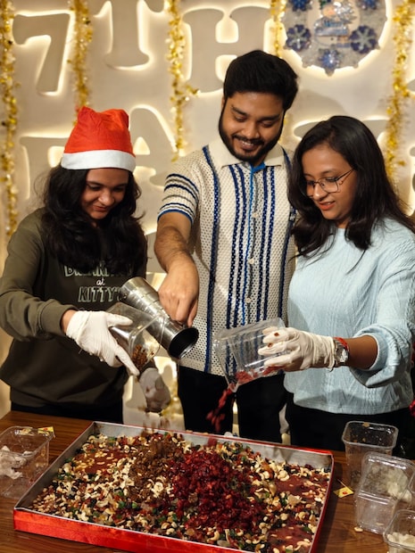 ডিসেম্বর পড়লেই বড়দিনের প্রস্তুতি শুরু হয়ে যায়। কেক, রঙিন আলো, ক্যারল, সব মিলিয়ে জমাটি পরিবেশ। ডিসেম্বরের প্রথম দিনেই তাই 7th Heaven-এ কেক মিক্সিং সেরিমনির আয়োজন করা হয়েছিল, ৬ বছরের ইতিহাসে প্রথমবার। 