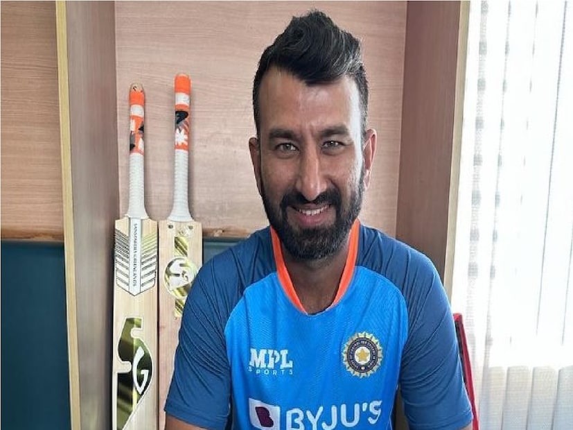 চেতেশ্বর পূজারা বলেন, 'শুধু মাঠ নয়, ড্রেসিংরুমে বসা খেলোয়াড়দের বডি ল্যাঙ্গুয়েজও নেতিবাচক। বারবার পরিবর্তনে খুশি নন দলের খেলোয়াড়রা। যে কারণে বাইরে বসে থাকা খেলোয়াড়দেরও খুব একটা উত্তেজিত দেখা যাচ্ছে না, যেমনটা ম্যাচ চলাকালীন হওয়া উচিত।