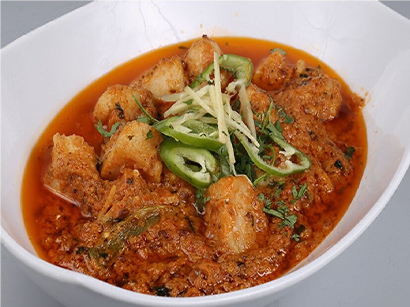কষাতে কষাতে ক্রমে তেল আলাদা হবে। এবং মাংস নরম হয়ে যাবে। চিকেন সিদ্ধ হয়ে গেলে তাতে আমন্ড-কাজু বাটা দিয়ে ফের কষান। এতে বাকি দুধটুকু দিয়ে দিন। ভাল করে কষান। রান্না হয়ে গেলে কিছুক্ষণ চিকেন ঢাকা দিয়ে রাখুন।লাচ্ছা পরোটা, নান, বাটার নান, তন্দুরি রুটি, রুমালি রুটি, জিরা রাইস, পোলাও, যা দিয়ে মন চায় নবাবী চিকেন খেতে দারুন। Input- Anirban Roy