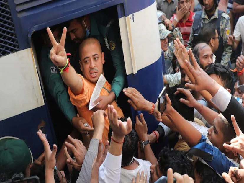 বাংলাদেশের সন্ন্যাসী চিন্ময় কৃষ্ণ দাসের গ্রেফতারির পরে দুই দেশের মধ্যে সম্পর্কের টানাপড়েন শুরু হয়। দুই দেশের মানুষও পরষ্পরের বিরুদ্ধে বিক্ষোভে শামিল হন। 
