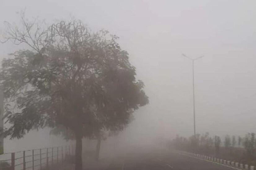 শনিবার আংশিক মেঘলা আকাশ। রাতের তাপমাত্রা কিছুটা বাড়বে আগামী ২৪ ঘন্টায়। তার পর থেকে তিন দিনে পাঁচ ডিগ্রি সেলসিয়াস তাপমাত্রার পতন হতে পারে। সোমবার থেকে অবাধ উত্তুরে হাওয়ায় হিমেল পরশ রাজ্যে। 