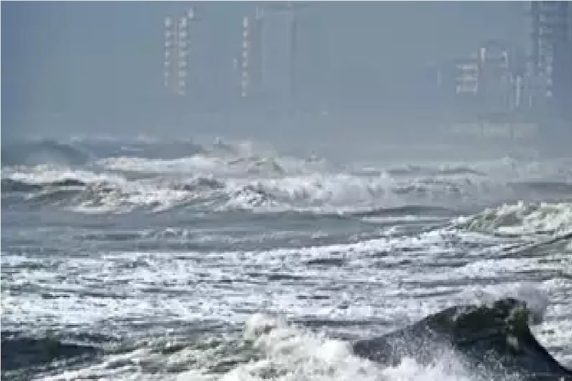 ফের নিম্নচাপের সম্ভাবনা বঙ্গোপসাগরে। দক্ষিণ আন্দামান সাগরে তৈরি হয়েছে ঘূর্ণাবর্ত। আগামী ৪৮ ঘণ্টায় এই ঘূর্ণাবর্ত নিম্নচাপে পরিণত হতে পারে দক্ষিণ বঙ্গোপসাগরে। যদিও এই নিম্নচাপের অভিমুখ থাকবে তামিলনাডু উপকূল। 