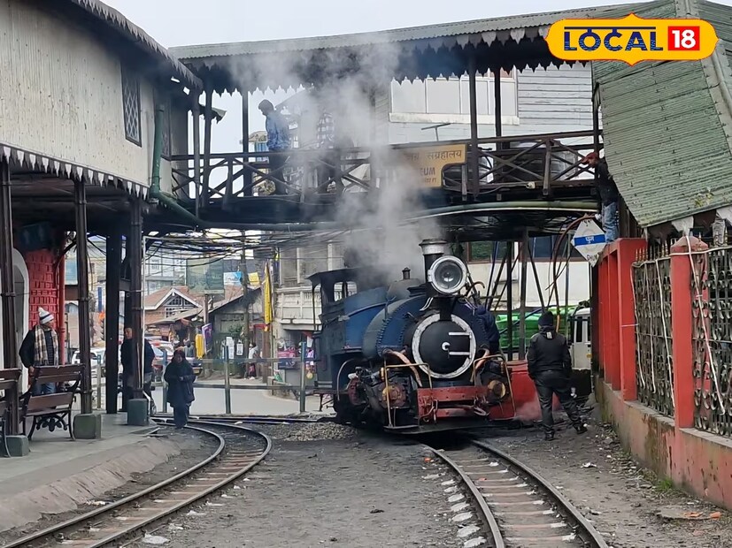 দার্জিলিং: ডিসেম্বরের শুরুতেই জমজমাট দার্জিলিং। পাহাড়ের রানী দার্জিলিং মানে পর্যটকদের কাছে একটা আবেগের জায়গা তাইতো ছুটির দিনে বাঁ হাতে একটু সময় পেলেই গন্তব্য চারিদিকে সবুজে ঘেরা পাহাড় জঙ্গল নদীর অপরূপ সৌন্দর্যে ভরপুর উত্তরবঙ্গের মনমুগ্ধ করা শৈল শহর দার্জিলিং। দার্জিলিং মানেই সবুজে ঘেরা চা বাগান বরফের চাদরে মোরা কাঞ্চনজঙ্ঘা স্টিম ইঞ্জিন চালিত টয় ট্রেন থেকে শুরু করে স্থানীয় মানুষদের হাতের তৈরি সুস্বাদু সেই মোমো।