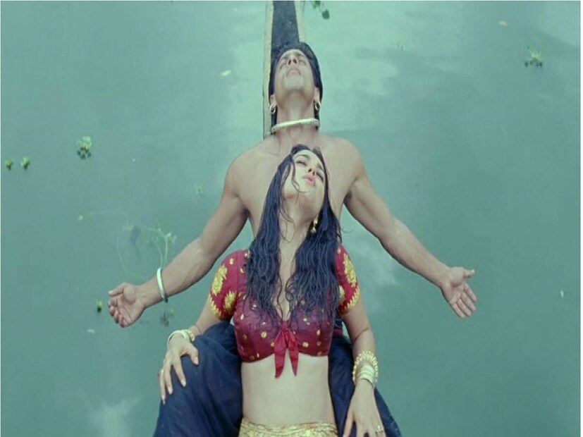 : হিন্দি সিনেমা আর ফিল্ম সং- দুটোই পাশাপাশি হাত ধরে হাঁটে৷  এ পর্যন্ত এমন অনেক গান হয়েছে, যা বছরের পর বছর ধরে মানুষের প্রিয় হয়ে আছে।  এই গানগুলির কিছু সুর ও কথা মানুষের মনে গেঁথে যায়। ১৯৯৮ সালের 'দিল সে' ছবিতে বিয়ের রাতে চিত্রায়িত এই রকম একটি গান ছিল, যেটি লিখেছেন 'গুলজার'। ফুলশয্যার রাতের প্রথম অনুভূতি ফুটে উঠেছিল ছত্রে ছত্রে৷