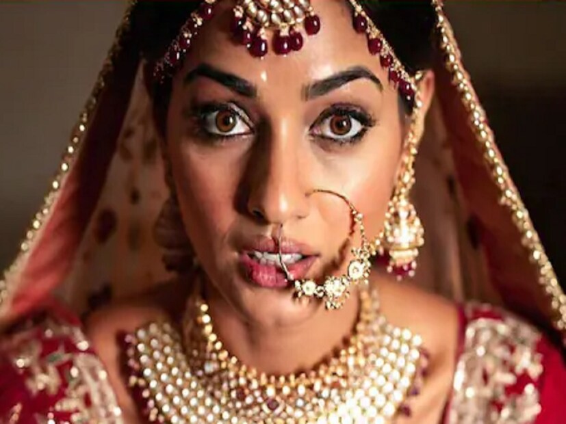 নিমন্ত্রণ ছাড়াই বিয়েতে উপস্থিত হয়ে এক বিশ্ববিদ্যালয়ের ছাত্ররা ফ্রি-তে খাবার খাচ্ছিলেন৷ তারা ধরা পড়তেই হৈচৈ শুরু হয়ে যায়। বিয়ের অতিথিরা খাবার খাচ্ছিলেন, তখন যখন তাদের জিজ্ঞাসা করা হয় “কোন পক্ষ থেকে খাবেন?” তখন কিছু ছাত্র অতিথিদের সঙ্গে ঝগড়ায় জড়িয়ে পড়ে। এরপর তারা তাদের বন্ধুদের হোস্টেল থেকে ফোন করে ডেকে আনেন। নিমন্ত্রণ ছাড়াই বিয়েতে উপস্থিত হয়ে এক বিশ্ববিদ্যালয়ের ছাত্ররা ফ্রি-তে খাবার খাচ্ছিলেন৷ তারা ধরা পড়তেই হৈচৈ শুরু হয়ে যায়। বিয়ের অতিথিরা খাবার খাচ্ছিলেন, তখন যখন তাদের জিজ্ঞাসা করা হয় “কোন পক্ষ থেকে খাবেন?” তখন কিছু ছাত্র অতিথিদের সঙ্গে ঝগড়ায় জড়িয়ে পড়ে। এরপর তারা তাদের বন্ধুদের হোস্টেল থেকে ফোন করে ডেকে আনেন।