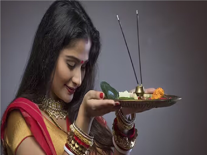 :আপনি কি একাদশীর উপোস রাখছেন নাকি? ১২ই ডিসেম্বর পড়েছে মোক্ষদা একাদশী । এইএকাদশীতে কী কী করা এবং খাওয়া উচিত নয় জানেন ?বিশিষ্ট জ্যোতিষী রামকৃষ্ণ সাহা জানান,হিন্দুধর্মমতে ১৫ দিন অন্তর অন্তর প্রত্যেককেই একাদশী করা উচিত। এই একাদশীতে সাধারণত ফলমূল ও বিভিন্ন সবজি এবং দুধ খাওয়া যায়। তবে একাদশীতে পঞ্চরবি শস্য বর্জন করা বাঞ্ছনীয়। Photo- Representative 