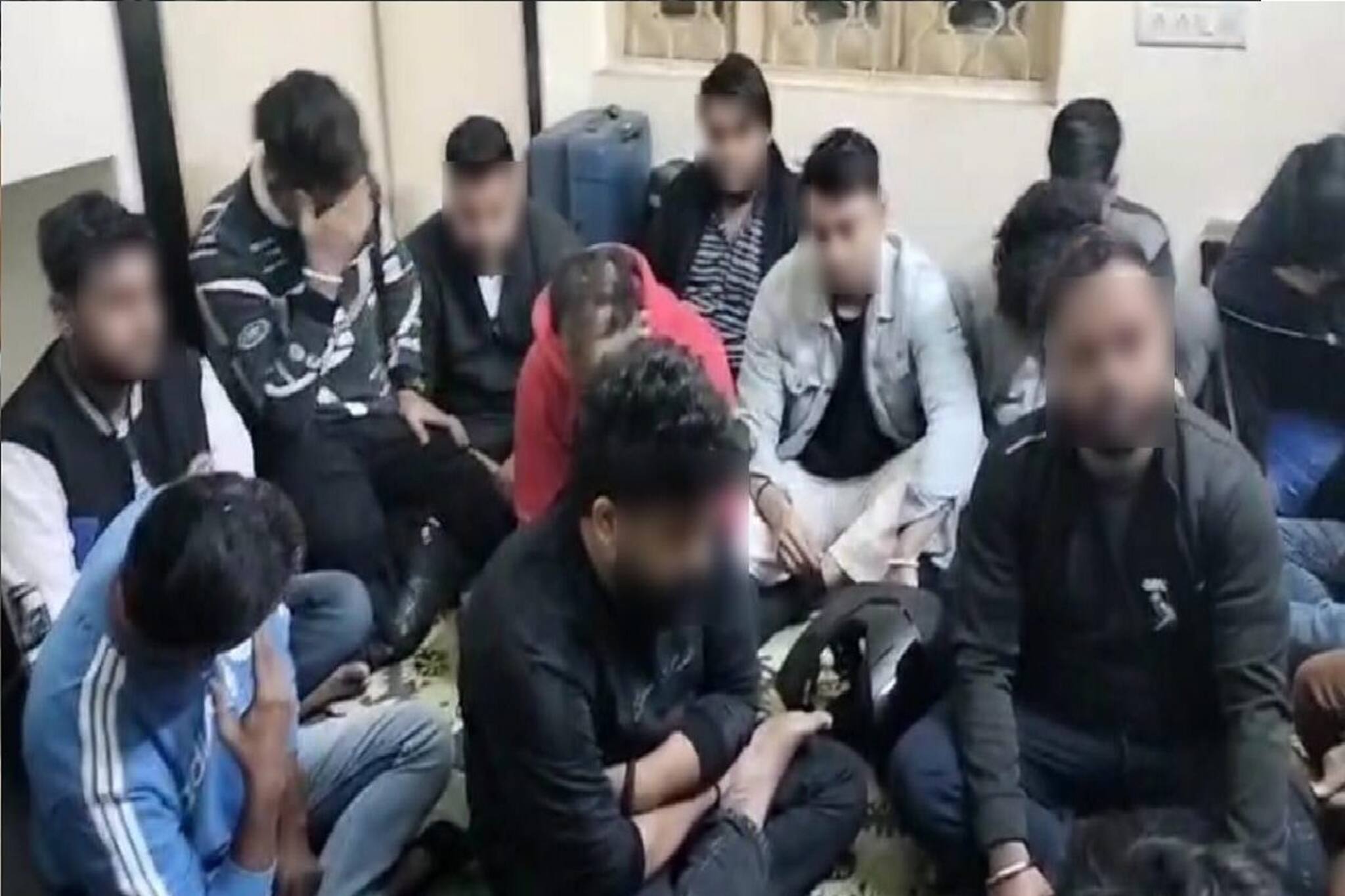 বালিগঞ্জের ছোট্ট  ফ্ল্যাটের ঘরে এ কী নোংরা কাণ্ড! পুলিশি তৎপরতায় গ্রেফতার ১৯