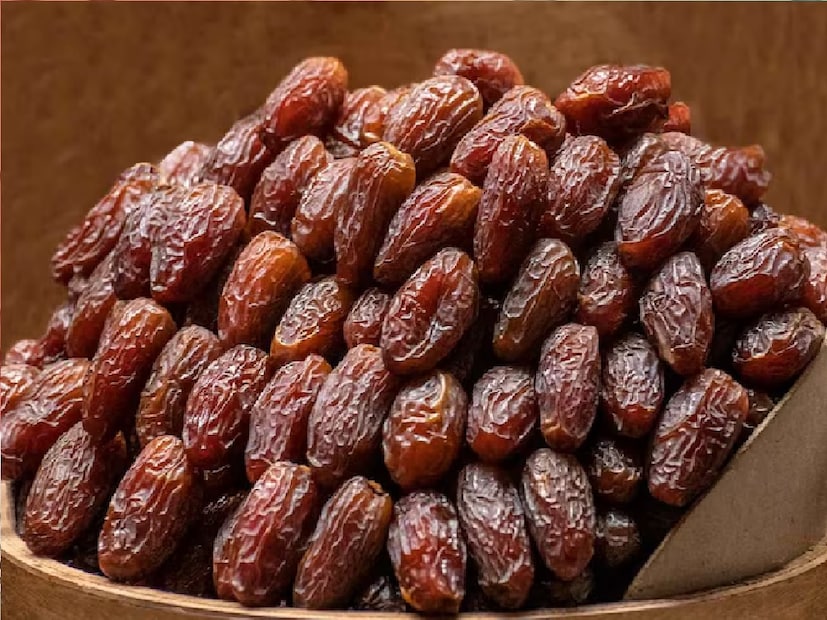 খেজুর (ডেটস)খেজুরে প্রাকৃতিক চিনি বেশি থাকলেও এতে থাকা ফাইবার গ্লুকোজ শোষণের হার কমায়। এটি পটাসিয়ামের একটি ভালো উৎস, যা রক্তচাপ নিয়ন্ত্রণে সহায়ক। তবে খেজুর সংযমী পরিমাণে খাওয়া উচিত।