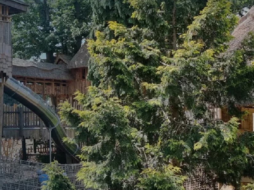 এর মধ্যে ১,১৫,০০০ একর জমিতে চাষ হয়। কিছুটা বনাঞ্চলও রয়েছে। পাশাপাশি রয়েছে খুচরো জমি, খুচরো সম্পত্তি (রিটেল প্রপার্টি), সমুদ্রতট, বাজার, আবাসিক এলাকা এবং অফিস কমপ্লেক্সের মতো বিভিন্ন ধরনের সম্পদ। ‘দ্য ক্রাউন এস্টেট’ বিভিন্ন শপিং সেন্টারও চালায়। সঙ্গে বালি, নুড়ি, চুনাপাথর, গ্রানাইট, ইট, মাটি, কয়লা এবং স্লেটের ব্যবসা করে। 