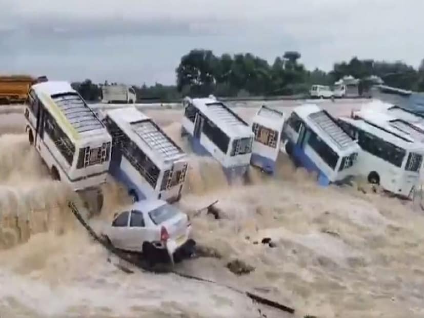 ফেনজাল দুর্যোগে বিপর্যস্ত তামিলনাড়ুর এরকমই ভয়ঙ্কর ছবি ধরা পড়েছে তামিলনাড়ুর কৃষ্ণগিরি জেলার উথানগিরিতে৷ সেখানে জলের তোড়ে একের পর এক বাস ভেসে যাওয়ার ছবি ধরা পড়েছে৷ 