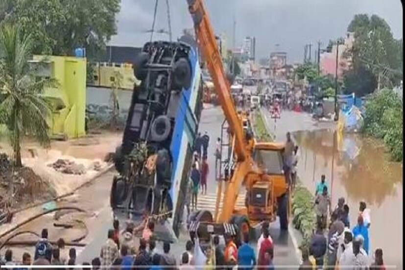 আগামী মঙ্গলবার পর্যন্ত তামিলনাড়ুর নীলগিরি, কোয়েম্বাটর, এরোড, তিরুপুর, ডিনডিগুল, সালেম, ত্রিচি, কারুর, মাদুরাইয়ের মতো জেলাগুলিতে ভারী বর্ষণের সতর্কতা জারি করেছে আবহাওয়া দফতর৷ 