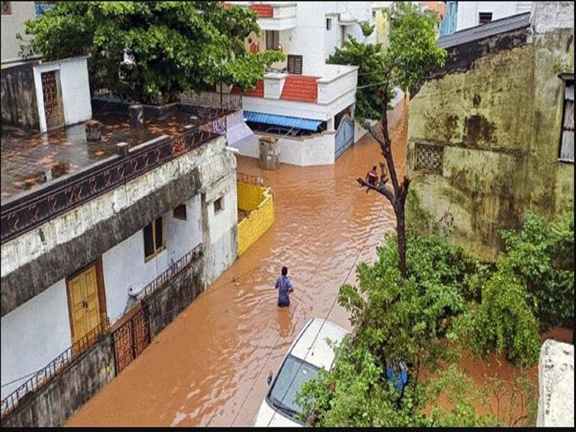 গত ১৪ ঘণ্টা ধরে একটানা বৃষ্টি চলছে কৃষ্ণগিরিতে৷ তার মধ্যে সবথেকে বেশি বৃষ্টি হয়েছে উথানগিরি এলাকায়৷ 