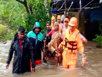 ৩০ বছরে এই প্রথম এত বৃষ্টি! জলের নীচে রাজ্য, ভূমিধসের আশঙ্কায় গৃহবন্দি পরিবার! বাড়ছে 'ফেনজল' আতঙ্ক